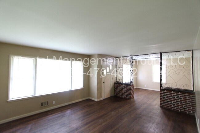 Building Photo - 533 Jalna Rd