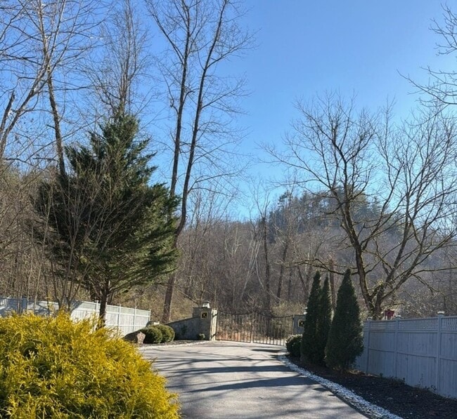 Building Photo - 127 Gardenia Ct