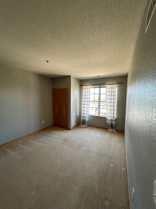 Foto del edificio - 10900 W Bluemound Rd