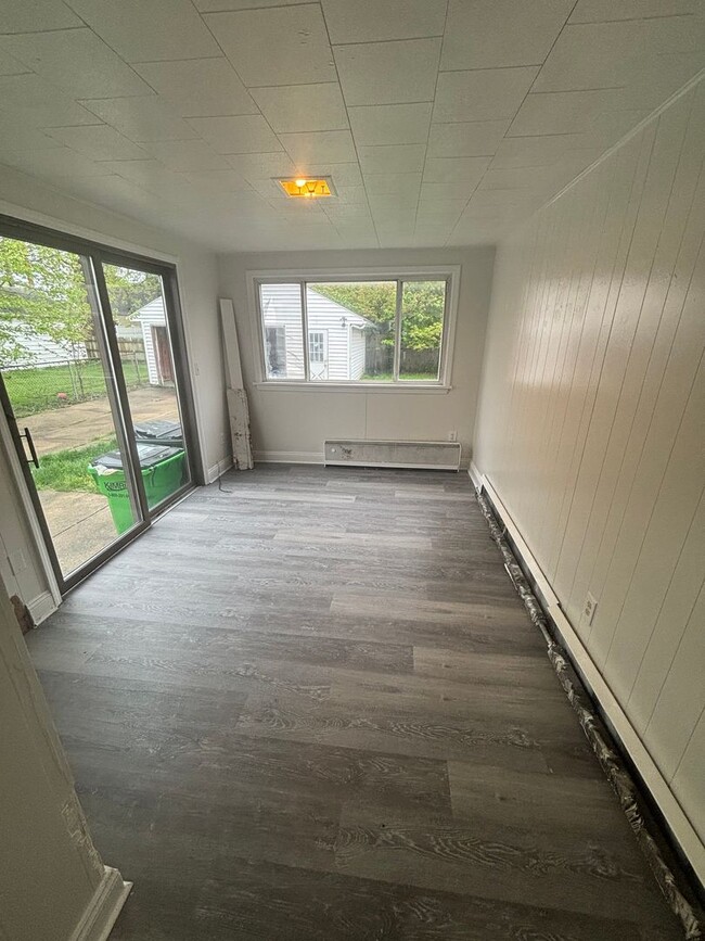 Building Photo - Euclid 3 Bedroom Single