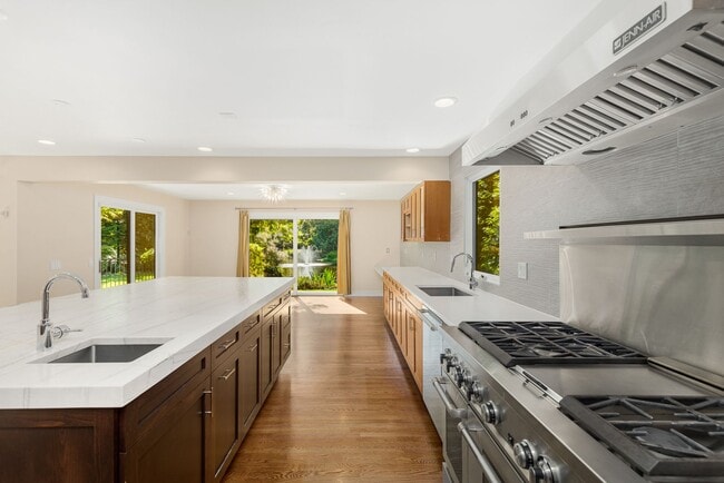 Building Photo - Kirkland 4BR 2.5BA Modern Luxury: Pond-Sid...