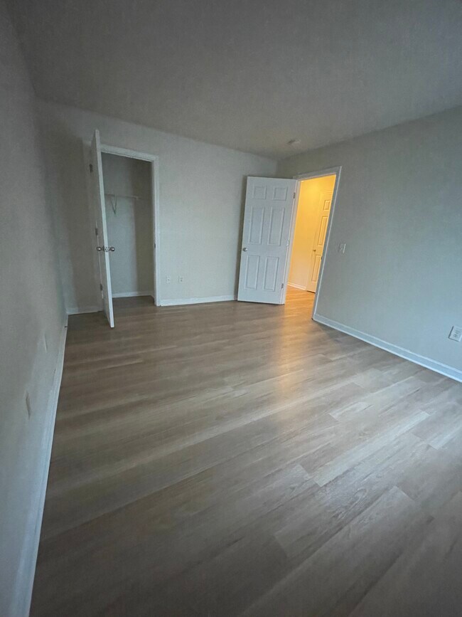 Building Photo - 415 Parkdale Dr