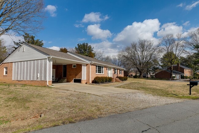 Building Photo - 3 Bedroom Rancher in Chesterfield! ***Avai...