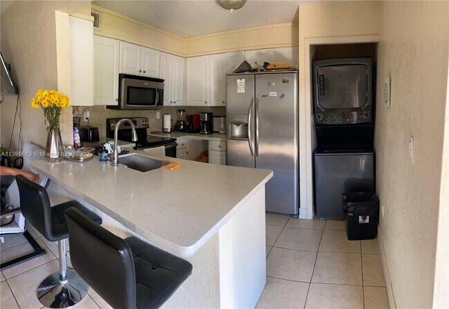 Building Photo - 10221 Fontainebleau Blvd