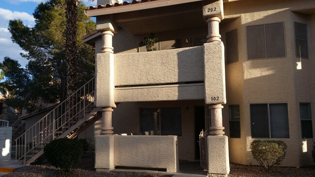 Building Photo - FANTASTIC ROCK SPRINGS VISTA CONDO! GROUND...