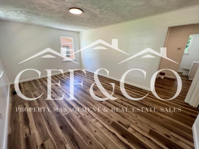 Building Photo - 2 bedroom now available in the City of Spartanburg!