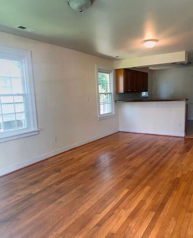 Foto del edificio - Super Cute 3 bed 2 bath Rancher with detached Garage and alley access.