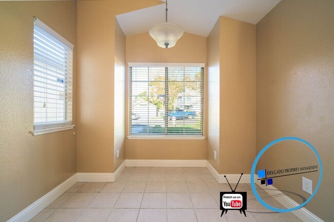 Building Photo - Glen Cove home available