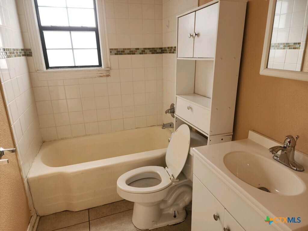 Foto del edificio - 1708 Poage Ave