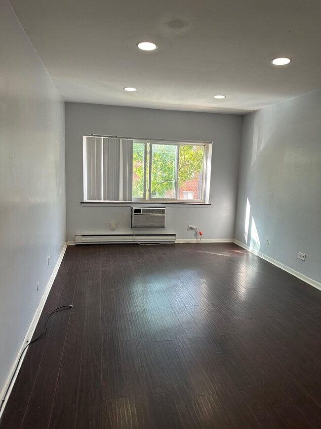 Foto del edificio - 3815 N Pine Grove Ave