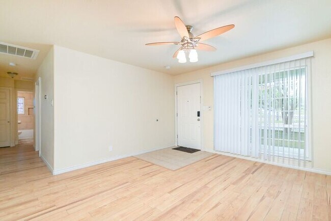 Foto del edificio - 5803 Knoll Krest Dr