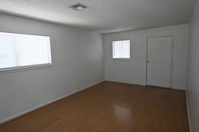 Building Photo - 2 Bedroom Apt- Downtown -  NO PETS