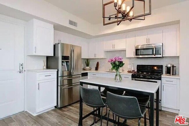 Foto del edificio - 12655 Bluff Creek Dr