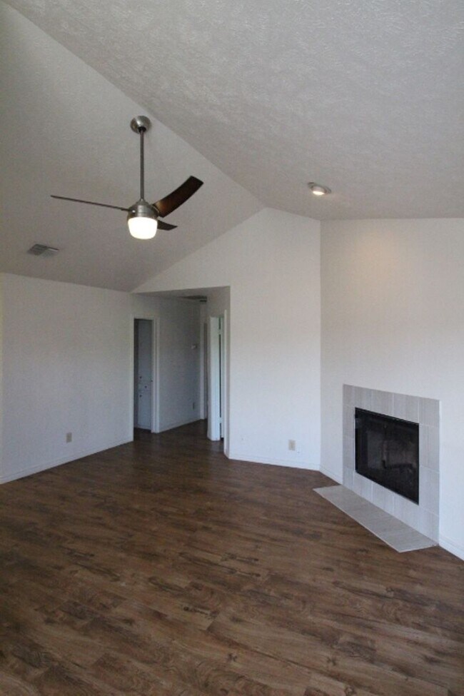 Foto del edificio - Condo within walking distance to Texas Sta...