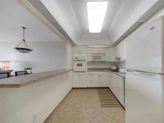 Foto del edificio - 19380 Collins Ave