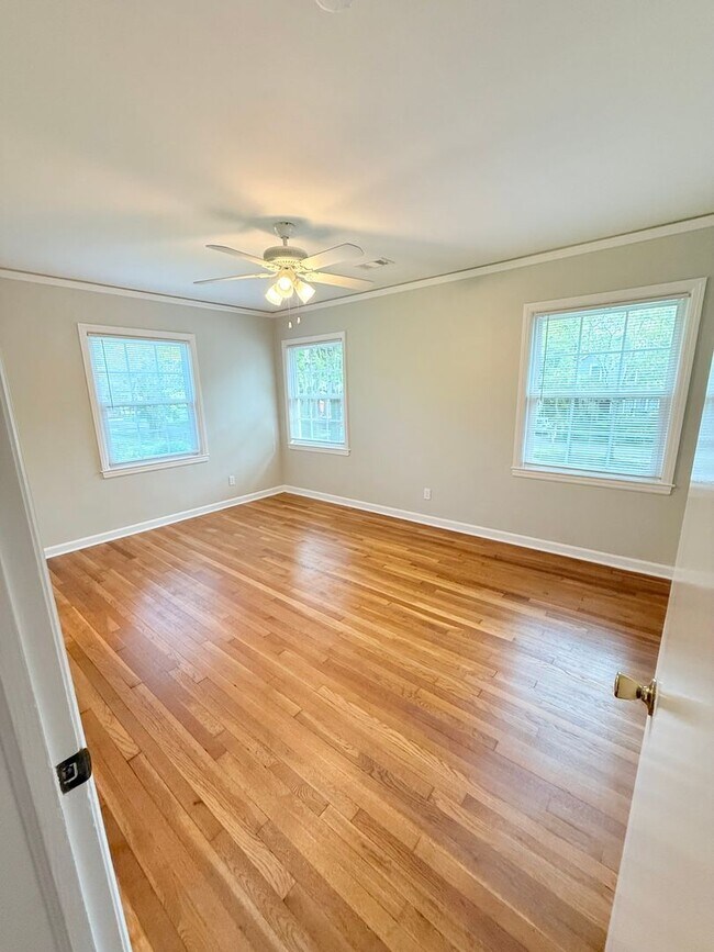 Building Photo - Charming Upstairs Ardsley Park Apartment!