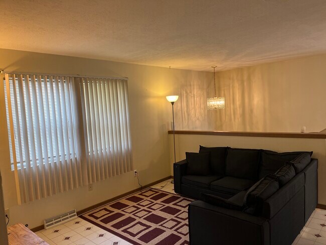 sala de estar de arriba - 406 W 3rd St
