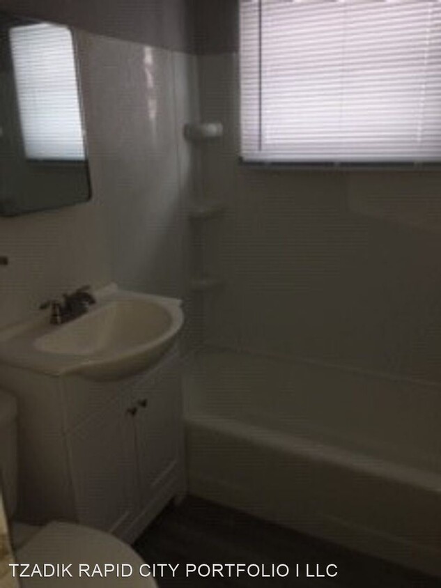 Building Photo - 2 br, 1 bath Apartment - 27 Signal Drive