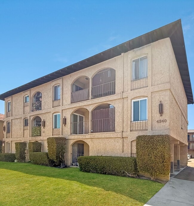Building Photo - 4240 Menlo Ave