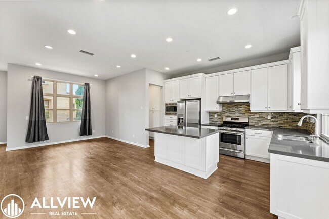 Foto del edificio - Your Next Home Awaits – Beautiful 3-Bedroom Irvine Townhome