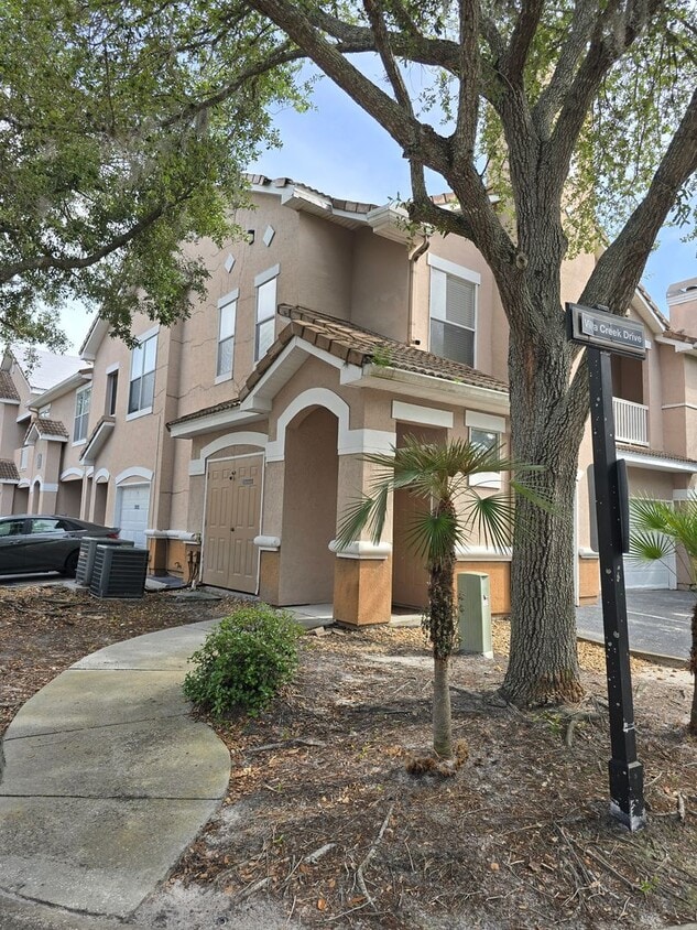 Beautiful 2-Bedroom Condo in the Heart of New Tampa - Welcome to this charming 2-bedroom, 2 bath condo in the heart of New Tampa