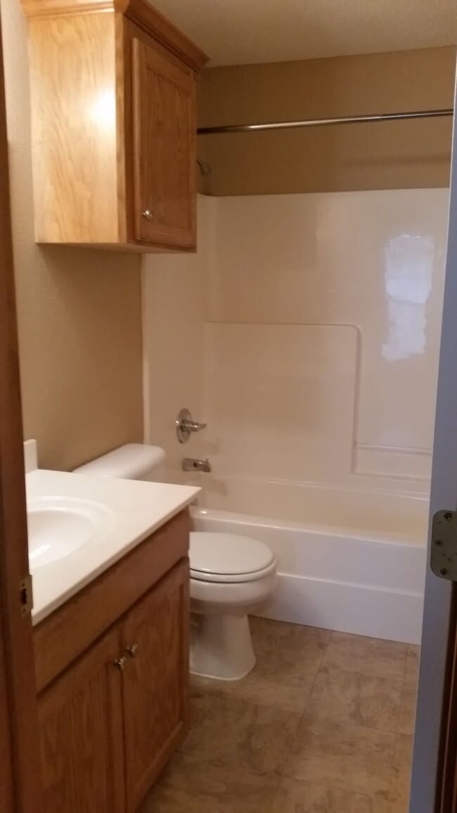 Full Hall Bathroom - 5115 Galloping Way