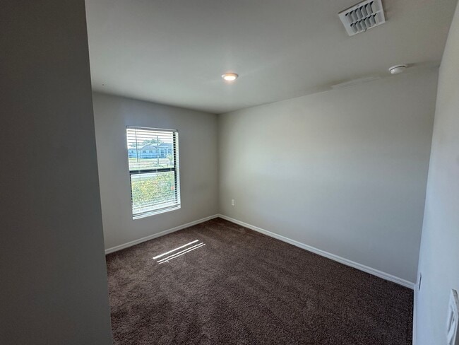 Building Photo - 3 Bedrooms 2 Bathrooms NW Cape Coral Home - AVAILABLE NOW!