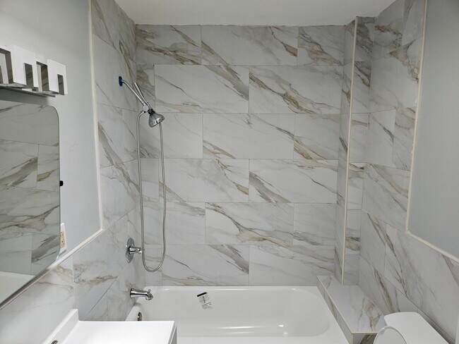 Shower/Bathtub - 5463 Arlington St