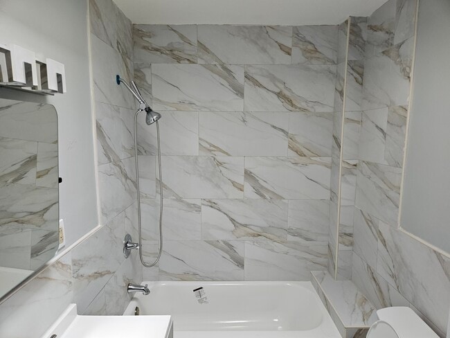 Shower/Bathtub - 5463 Arlington St