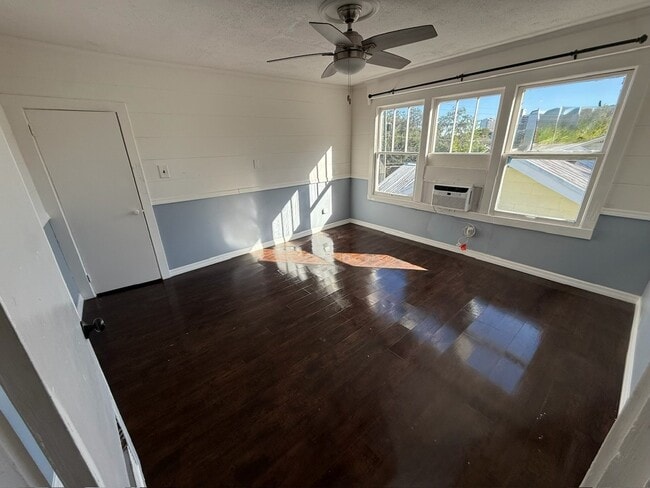 Building Photo - Broadway