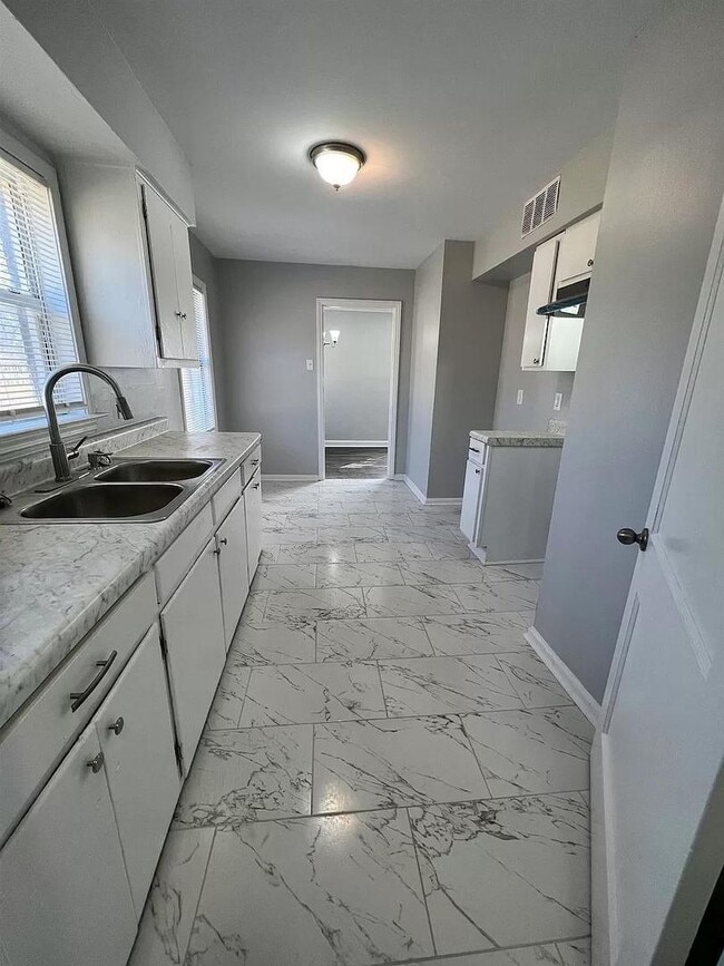 Building Photo - Cozy Updated 3 Bedroom in Quiet Neighborhood!