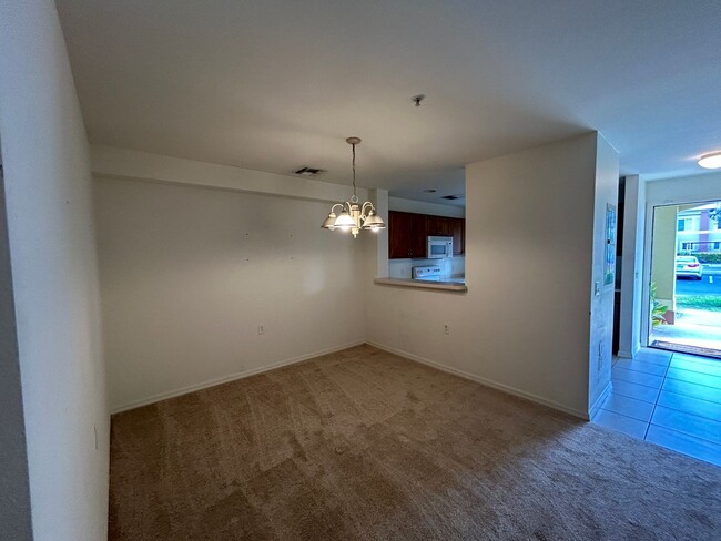 Building Photo - Coming Mid March beautiful townhouse with ...