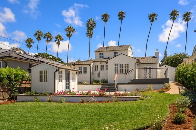 Building Photo - Charming Coastal Retreat: Newly Remodeled ...