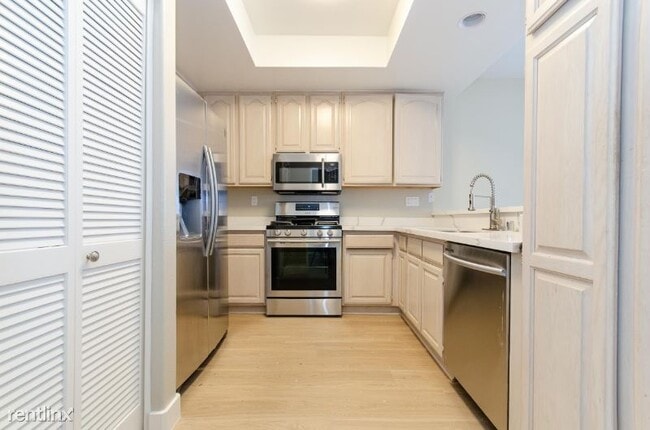 Building Photo - 2 br, 2 bath Townhome - 1230 Wellesley Ave