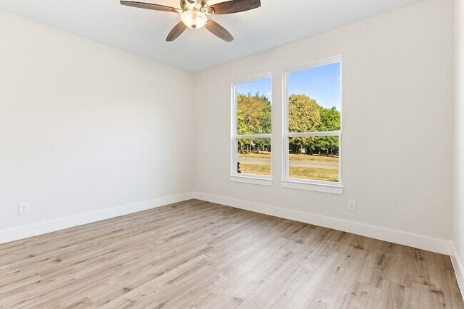 Building Photo - 150 Bandera Cir