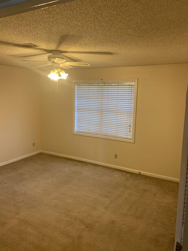 Foto del edificio - 1300 Sherwood Dr