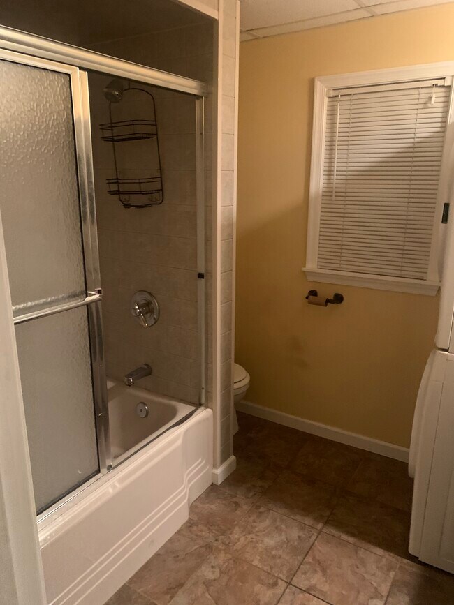 Baño - 104 Adams Ave