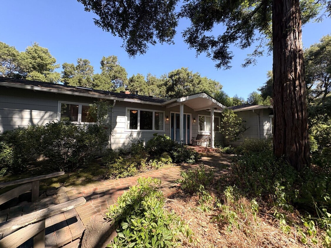 Foto principal - Beautiful Serene 4-Bedroom Home on a Gated...