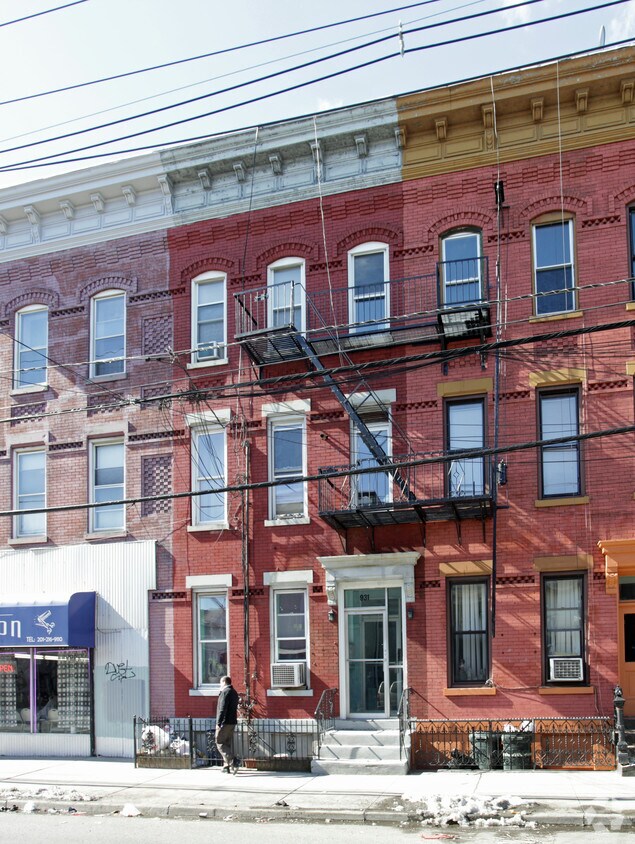 Building Photo - 931 Summit Ave