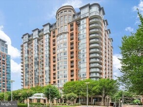 Building Photo - 8220 Crestwood Heights Dr