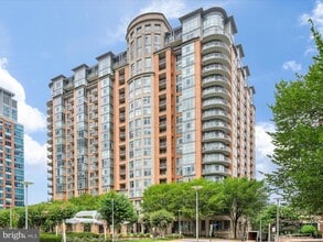 Building Photo - 8220 Crestwood Heights Dr