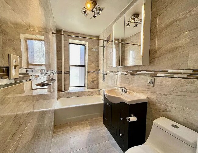 Foto del edificio - 36-20 168th St