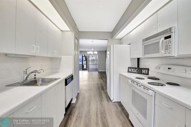 Building Photo - 13255 SW 16th Ct