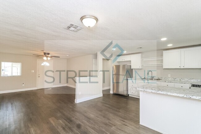 Building Photo - Charming 5 Bedroom in Phoenix!