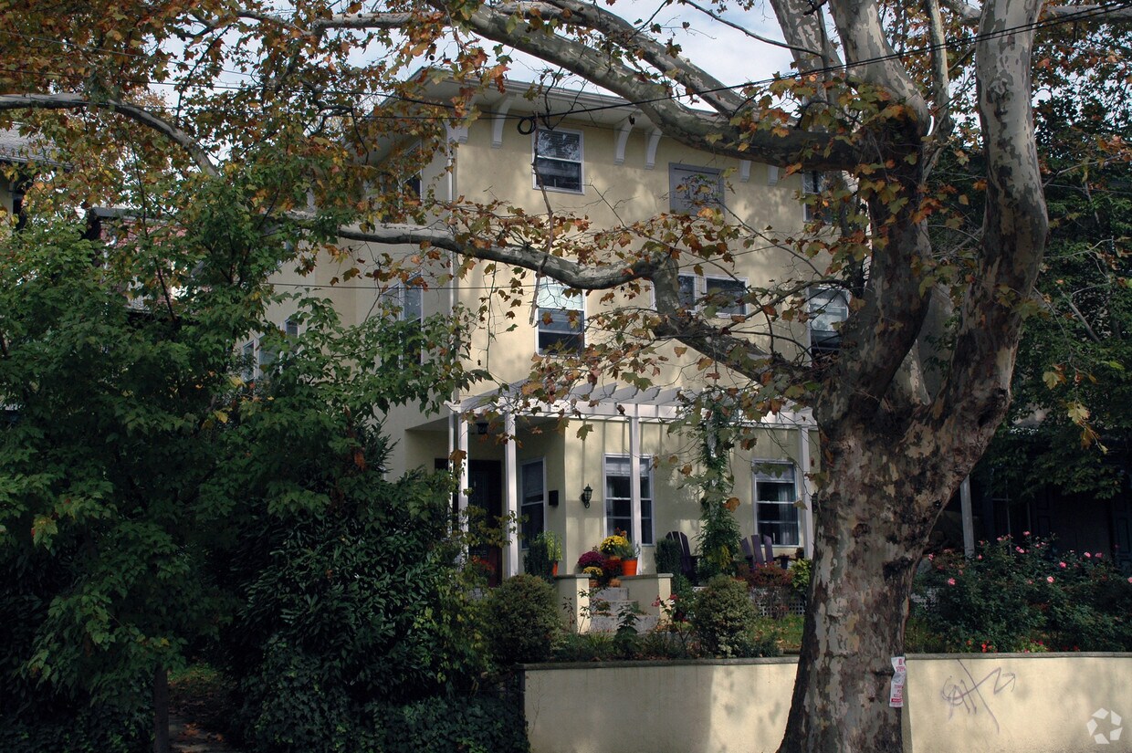 Building Photo - 3313 Baring St