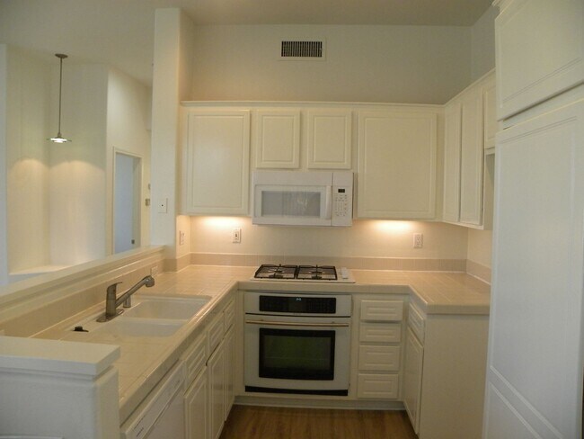 Building Photo - 2 Bed, 2 Bath two-story condo in Irvine.