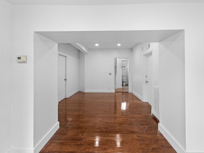 Building Photo - 4 Bedroom Duplex in Buffalo