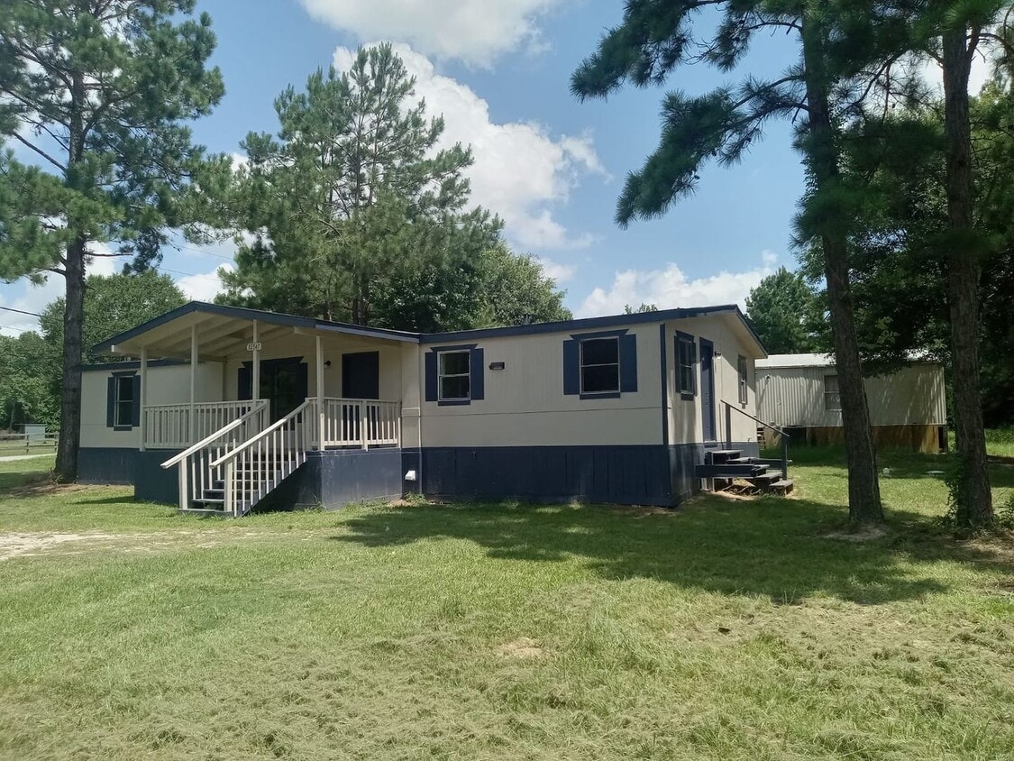 Cozy Roy Harris Loop mobile home House Rental in Conroe, TX