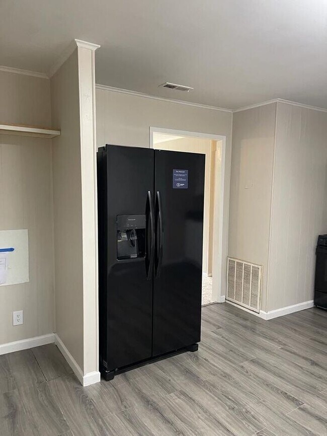 Foto del edificio - NOW AVAILABLE! - 204 Chesterfield Ct, Lees...