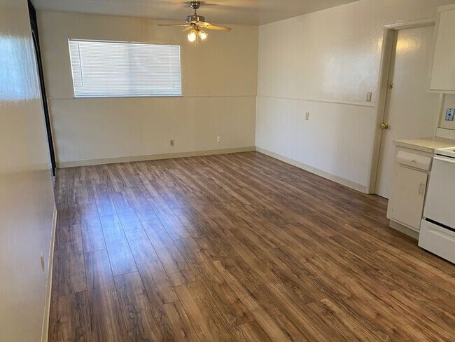 Building Photo - 3 Bedrooms 2 Bathroom